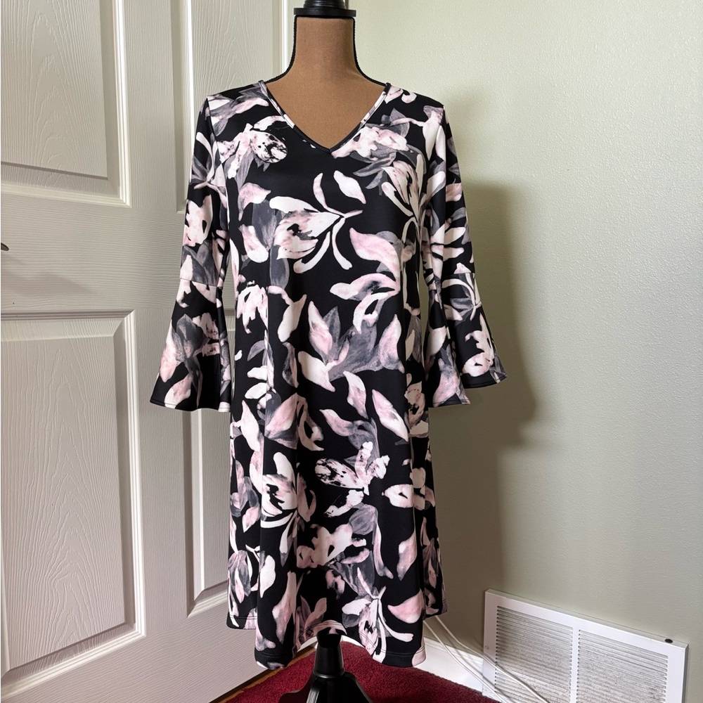 NWT Soon Maternity black floral print V-neck dress with 3/4 sleeves 
Size medium